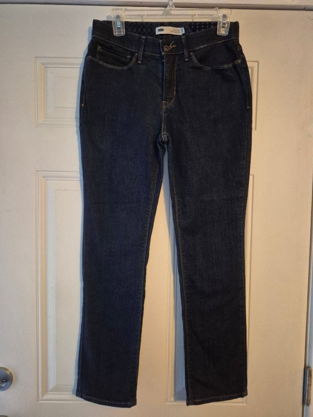Levi Jeans 525 Straight Leg. size 8. Perfect Waist.